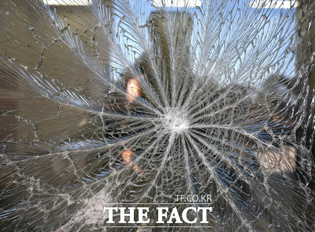 비상계엄령이 해제된 2024년 12월 4일 오전 서울 여의도 국회 본청 외부 유리창이 계엄군 진입으로 파손돼 있다. /이새롬 기자