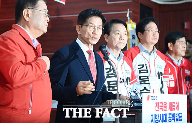 김문수 국민의힘 대선후보(왼쪽 두 번째)가 26일 오전 충남 천안시 국민의힘 충남도당에서 전국을 새롭게 지방시대 공약을 발표하고 있다. /남윤호 기자
