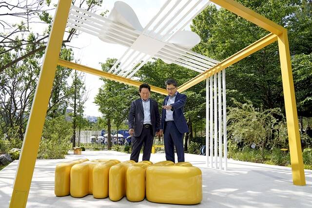 지난 22일 서울 보라매공원에서 열린 2025 서울국제정원박람회 현장을 방문한 강진두 KB증권 경영기획그룹장(오른쪽)과 임경식 커뮤니케이션본부장이 깨비정원 with KB증권을 둘러보고 있다. /KB증권