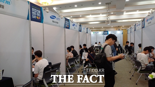 2025 빌드업 취업 선배 멘토-멘티 DAY에서 참여한 재학생들이 부스별로 취업 선배들에게 상담을 받고 있다. /한밭대