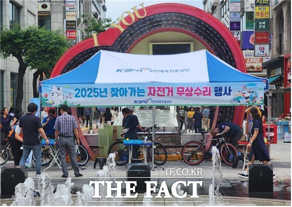 경륜경정총괄본부는 최근 산본지점 인근 로데오거리에서 찾아가는 자전거 무상수리센터를 운영했다./국민체육진흥공단