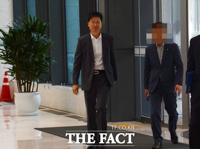 강태영 NH농협은행장이 26일 한국은행 본관에서 열린 이창용 한은 총재 주재 6개 은행 간담회에 참석하고 있다. /김태환 기자