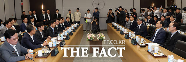 김문수 국민의힘 대선후보가 26일 경기도 평택시 고덕동 삼성전자 반도체 공장을 찾아 임원진들과의 간담회에서 모두발언을 하고 있다. /평택=남윤호 기자