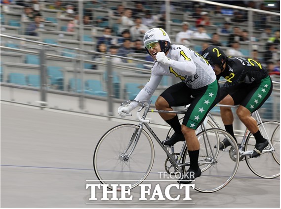 우수급 결승전에서 가장 먼저 결승선을 통과한 임태연이 승리의 포효를 하고 있다./국민체육진흥공단