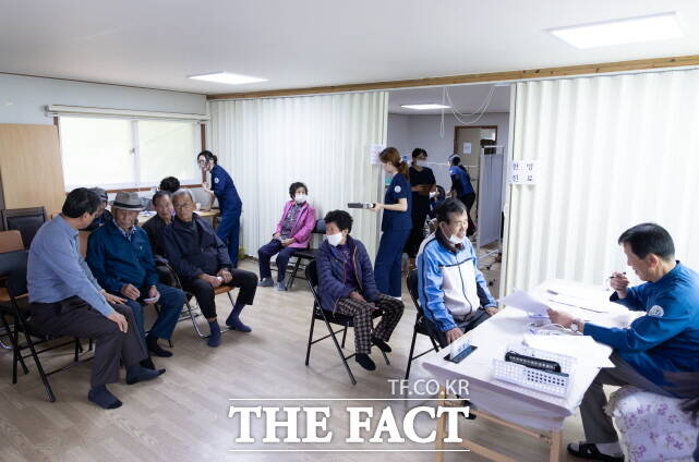 청양군이 운영 중인 농촌 왕진버스가 지난 24일 청남면 내직1리 마을회관을 찾아 진료를 하고 있다. /청양군