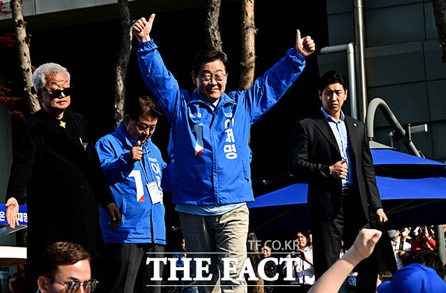 유권자들에게 인사하는 이재명 후보.