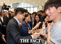  삼성전자 직원들과 인사하는 김문수 [포토]