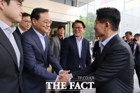  김문수 후보와 악수하는 김완표 삼성글로벌리서치 사장 [포토]