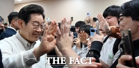  이재명, 아주대 학생들과 '하이파이브' [포토]