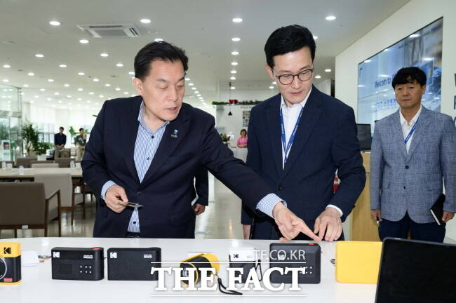 이재준(왼쪽) 수원시장이 지난 26일 수원델타플렉스에 있는 스마트폰 사진 즉석 인화기 생산 기업 프리닉스를 찾아 생산 시설을 둘러보고 있다. /수원시