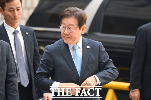 [더팩트ㅣ장윤석 기자] 이재명 더불어민주당 전 대표가 15일 오전 서울 서초구 서울중앙지방법원에서 열린 대장동·위례 개발특혜·성남FC 의혹 관련 공판에 출석하고 있다.