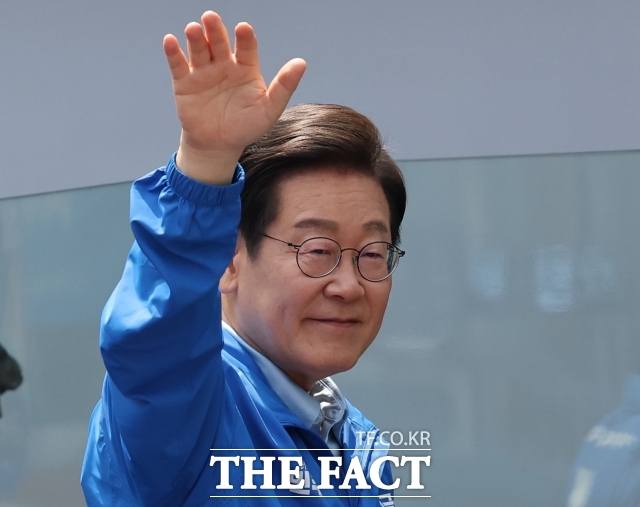 이재명 더불어민주당 대선후보 측이 27일 수원지법에서 진행한 경기도 법인카드 사적 유용 혐의 재판과 쌍방울 불법 대북송금 의혹 혐의 재판에서 모두 공소사실을 부인했다. 이날 재판을 끝으로 이 후보는 6·3 대선 전 본인이 재판에 출석할 일과 변호인이 공판준비기일에 출석할 일이 없어지게 됐다. /배정한 기자