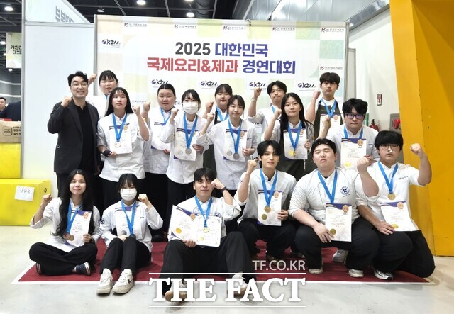 ‘2025 대한민국 국제요리&제과 경연대회’에서 우수상과 금상, 은상, 동상을 수상한 배재대학교 외식조리학과 학생들이 기념촬영을 하고 있다. /배재대