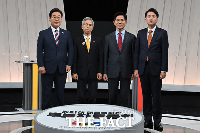 더불어민주당 이재명(왼쪽부터), 민주노동당 권영국, 국민의힘 김문수, 개혁신당 이준석 대선 후보가 27일 서울 마포구 상암동 MBC 스튜디오에서 진행된 정치 분야 TV토론회에 앞서 포즈를 취하고 있다. /국회사진기자단