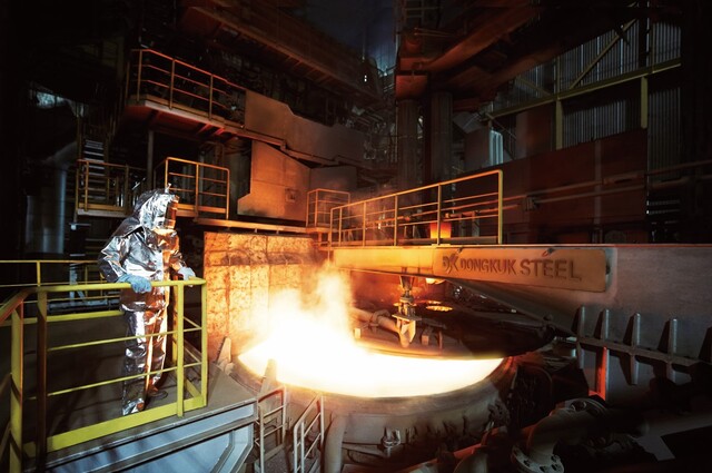 동국제강은 오는 7월 22일부터 8월 15일까지 약 한 달간 인천공장 철근 생산 라인 전체를 중단한다. 인천공장은 연간 220만톤 규모의 철근을 생산할 수 있는 국내 최대 단일 생산 시설이다. 동국제강 인천공장 전기로에서 한 근로자가 작업하는 모습. /동국제강