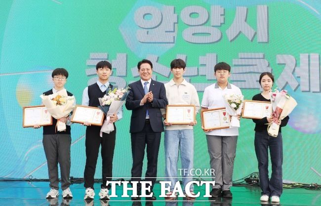 최대호 안양시장이 청소년의 날 기념식에서 청소년상을 수상한 학생들과 기념 촬영했다./안양시