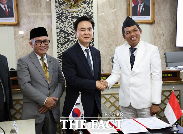 해외시장 개척, 교류·협력 확대 등을 위해 인도네시아를 방문 중인 김태흠 충남도지사(가운데)가 26일 서자바주의회 청사에서 데디 물야디 주지사(오른쪽)와 교류 및 탄소중립 실현을 위한 공동선언을 채택하고 있다. /충남도