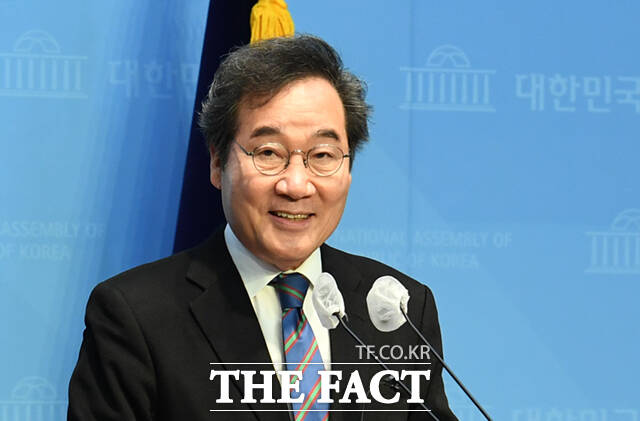 이낙연 새미래민주당 상임고문이 27일 오전 서울 여의도 당사에서 기자회견을 열고 더물어민주당은 제가 협력할 수 있는 여지를 처음부터 차단해 버렸다라며 법치주의와 민주주의를 파괴하는 괴물독재국가의 길까지 동행할 수는 없다고 저는 결론 지었다고 밝혔다. /더팩트 DB