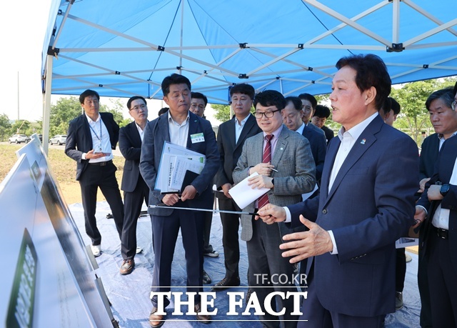 박완수 경남도지사가 우주항공청 신청사 예정지인 사천 우주항공국가산업단지를 찾아 현장을 점검하고 있다./경남도