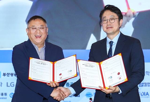 김영석 LG전자 HS기능성소재사업실장(오른쪽)과 김종성 서울대 블루카본사업단장이 지난 26일 부산시 벡스코에서 블루카본 산업 활성화를 위한 기술 교류 업무협약을 체결한 뒤 기념 촬영을 하고 있다. /LG전자