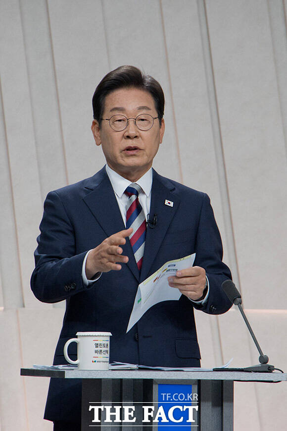 이재명 후보도 물러서지 않고 반박했다. 그는 전혀 근거 없는 일방적 주장을 잘 들었다며 (제 주변 인물이 돌아가셨다는 주장은) 검찰이 없는 사건을 만들려고 강압수사를 심하게 하니까 그 사람들이 괴로워서 그렇게 된 거 아닌가라고 말했다. /국회사진기자단