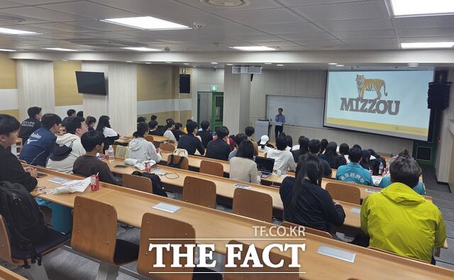 순천대학교가 미주리주립대학교 유승권 박사와 정제국 박사를 초청해 글로벌 리더십 특별강연을 개최하고 있다./순천대학교