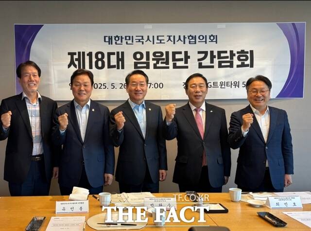 대한민국시도지사협의회 임원단이 26일 서울 여의도에서 만나 새 정부 출범에 앞서 중앙-지방정부 간 협력 방안 등 협의회의 주요 현안을 논의했다.(사진 왼쪽부터 유민봉(사무총장), 박완수(부회장), 유정복(협의회장), 최민호(부회장), 강기정(감사)/대한민국시도지사협의회