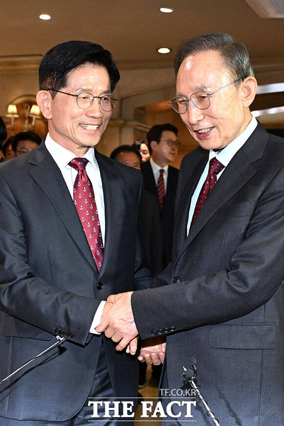 두 손 마주잡은 김 후보(왼쪽)와 이 전 대통령.