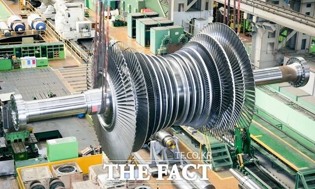 두산에너빌리티가 사우디아라비아에서 추진 중인 가스복합발전소 두 곳에 주기기 공급 계약을 연이어 체결했다. 두산에너빌리티 증기터빈 저압부 로터. /두산에너빌리티