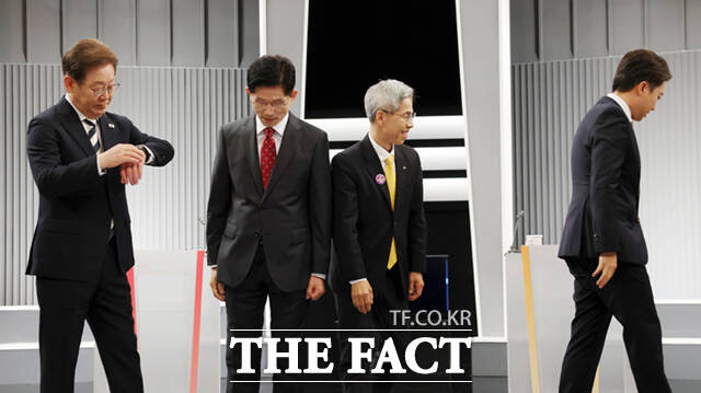 23일 서울 영등포구 KBS본관 스튜디오에서 열린 중앙선거방송토론위원회 주관 제21대 대통령선거 2차 후보자토론회에서 각 정당 대선 후보들이 기념촬영을 한 뒤 자리로 향하고 있다. 왼쪽부터 이재명 더불어민주당, 김문수 국민의힘, 이준석 개혁신당, 권영국 민주노동당 대선 후보. /국회사진기자단