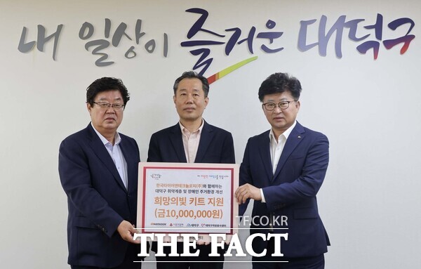 한국타이어앤테크놀로지 대전공장이 27일 대덕구자원봉사센터에 취약계층 및 장애인 주거환경 개선을 위한 전등 및 전기 관련 용품(1000만 원 상당)을 기탁했다. 왼쪽부터 박재용 대덕구자원봉사센터 이사장, 김주형 한국타이어앤테크놀로지 문화담당 상무, 최충규 대덕구청장 /대덕구