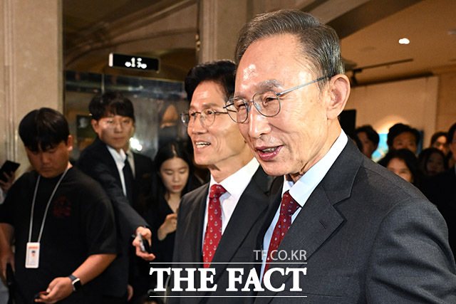 이명박 전 대통령은 27일 김문수 국민의힘 대선 후보를 만나 이준석 개혁신당 대선 후보와의 단일화와 관련해 끝까지 진정성 있게 설득하는 모습을 국민들에게 보여줬으면 좋겠다고 말했다. /남용희 기자