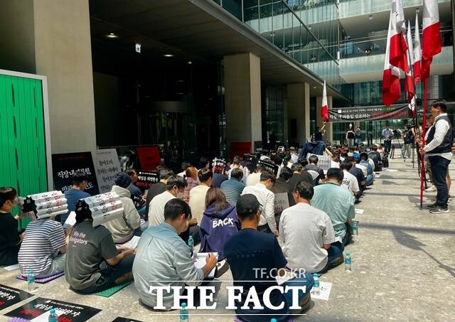 네이버 노조가 27일 낮 12시 경기 성남 네이버 제2사옥 1784 1층에서 최인혁 전 최고운영책임자(COO) 복귀 반대 집회를 열었다. /조소현 기자
