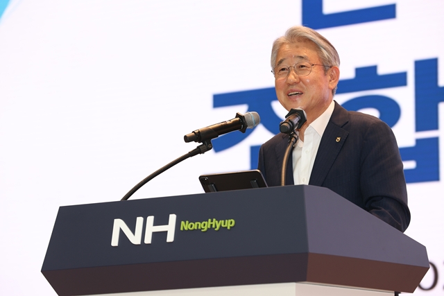 강호동 농협중앙회 회장이 27일 서울 중구 농협중앙회 본관 대강당에서 열린 전국후계농업경영인조합장협의회 정기총회에서 축사를 하고 있다. /농협중앙회