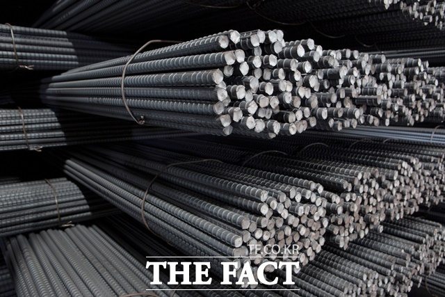 포스코경영연구원이 발간한 보고서에 따르면 국내 철강 내수는 2025년 4610만톤으로 줄어들며, 2008년 금융위기 이후 최저 수준에 근접할 것으로 예측된다. /현대제철