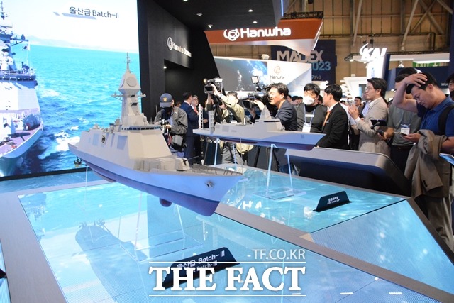 한국무역협회(무협)는 28일부터 31일까지 나흘간 부산 벡스코에서 해군, 해군협회와 공동으로 국제해양방위산업전(MADEX) 2025를 개최한다고 밝혔다. 지난 2023년에 열린 국제해양방위산업전 한화오션 부스에 전시돼 있는 차기 호위함 울산급 배치-3(Batch-3)와 합동화력함(아스널십)의 모형. /더팩트 DB