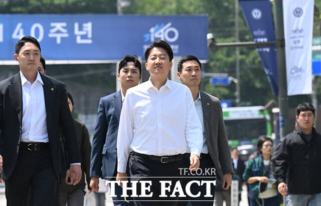 이준석 개혁신당 대선 후보가 연일 유세 현장에서 고강도 네거티브 공세를 이어가고 있다. 정작 정책에 대한 언급은 거의 없어 정책은 실종됐다는 비판이 제기된다. /이새롬 기자