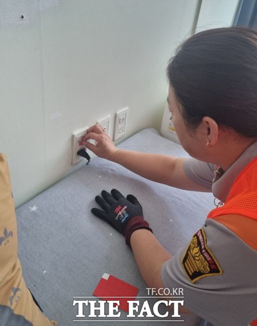 콘센트용 자동소화패치를 부착하는 모습 /부천시