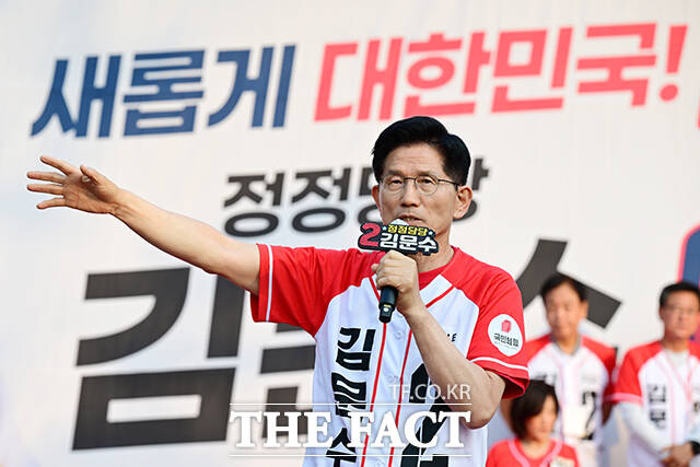 김문수 국민의힘 대선 후보가 27일 대통령에 당선된다면 민생 현안을 살리기 위해 비상경제 워룸 설치와 30조원 규모 추가경정예산(추경) 편성 논의 등을 약속했다. /남윤호 기자