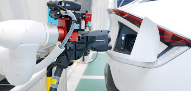 서울시가 전국 최초로 AI(인공지능) 기반의 로봇 자율 충전 시스템 서울 보이를 서울 지하철 9호선 신방화역 공영주차장에서 선보였다. /서울시