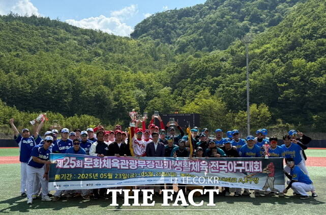 공주시 대표 야구팀이 지난 25일까지 강원도 태백에서 열린 ‘제25회 문화체육관광부장관기 생활체육 전국야구대회’ 2부에서 우승을 차지하고 단체 기념촬영을 하고 있다. /공주시야구소프트볼협