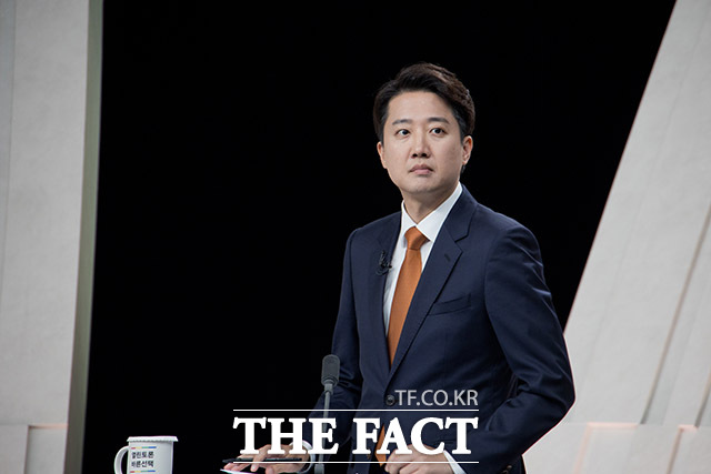 이준석 후보도 시종일관 이재명 후보를 향한 날 선 발언을 이어갔다. 시작발언부터 부정선거 언급으로 이 후보를 겨냥했고, 최근에 보면 이재명 후보의 언사 중에 이해가 안 가는 것들이 계속 다시 수면 위로 올라온다며 형수 욕설 발언까지 꺼냈다. /국회사진기자단