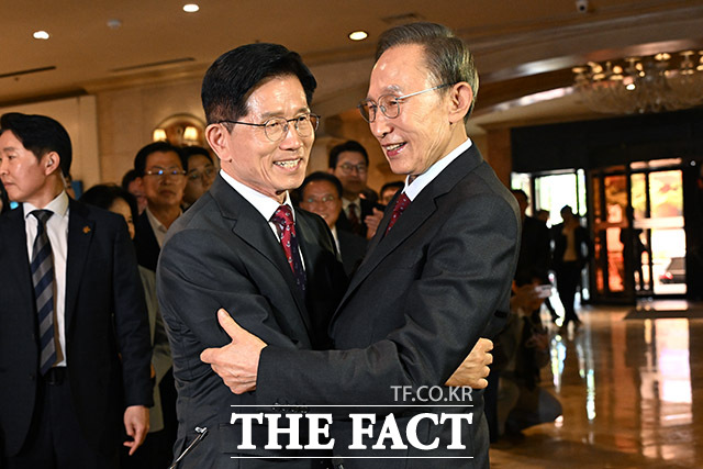 김문수 국민의힘 대선 후보(왼쪽)와 이명박 전 대통령이 27일 오전 서울 여의도의 한 호텔에서 오찬을 위해 만나 포옹을 하고 있다. /남용희 기자