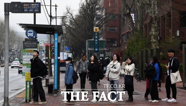 서울시내버스 노사가 27일 서울지방노동위원회에서 막판 협상에 돌입했다. 서울 혜화역 인근에서 시민들이 버스를 기다리고 있다. /서예원 기자