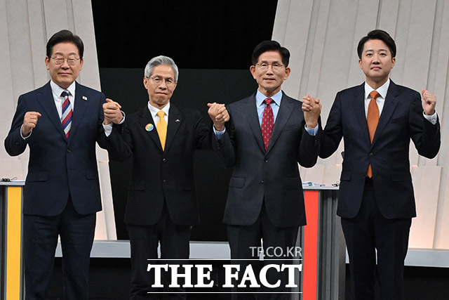 제21대 대통령 선거에 출마한 이재명 더불어민주당, 권영국 민주노동당, 김문수 국민의힘, 이준석 개혁신당 대선 후보(왼쪽부터)가 27일 오후 서울 마포구 상암동 MBC 스튜디오에서 열린 중앙선거관리위원회 주관 제21대 대통령 선거 후보자 토론회에 앞서 기념 촬영을 하고 있다. /국회사진기자단