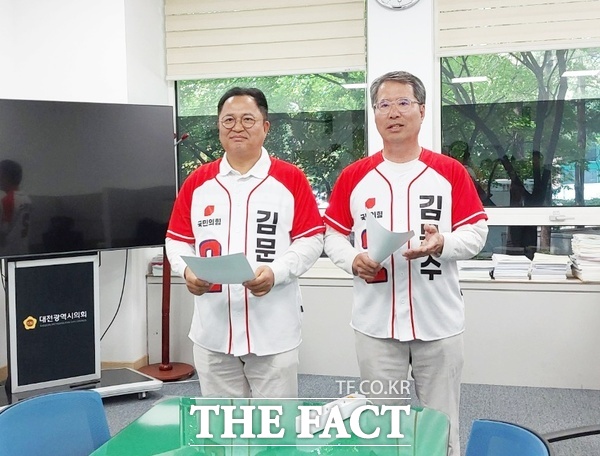 사진 왼쪽부터 조수연·양홍규 국민의힘 대전시당 공동선대본부장이 27일 대전시의회에서 “민주당의 ‘이재명 방탄 대법원’ 시도, 철회로 끝나지 않는다. 국민은 속지 않는다”고 주장했다./선치영 기자