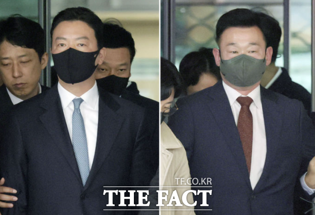 경찰은 윤석열 전 대통령 체포영장 집행을 방해한 혐의를 받는 박종준 전 대통령경호처장과 김성훈 전 차장, 이광우 본부장도 출국금지했다. 사진은 윤 전 대통령 체포영장 집행을 방해한 혐의를 받는 김 전 대통령경호처 차장(왼쪽)과 이광우 경호본부장이 지난 3월21일 서울 마포구 서울서부지방법원에서 열린 영장실질심사를 마치고 대기 장소로 이동하고 있다./뉴시스