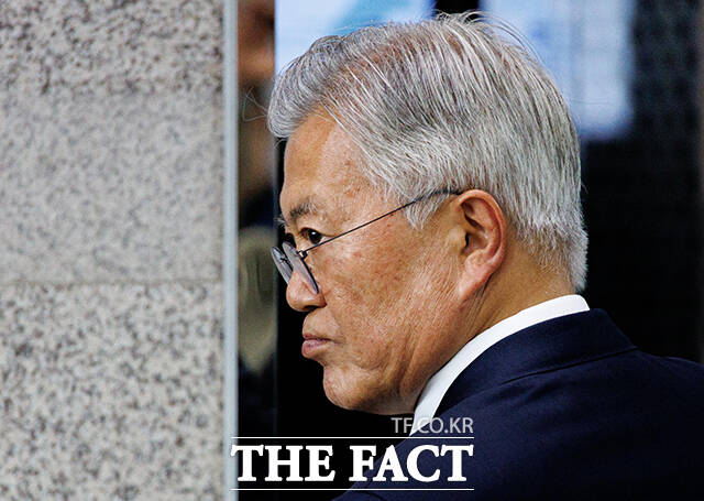 뇌물 수수 혐의를 받는 문재인 전 대통령의 재판이 6·3 대선 이후인 내달 17일 시작된다. 문재인 전 대통령이 지난달 25일 오후 서울 여의도 국회 도서관에서 열린 4.27 판문점선언 7주년 기념식에 참석하고 있다. /국회=박헌우 기자