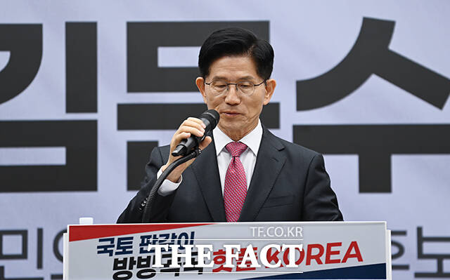 더불어민주당이 대선을 일주일 앞둔 27일 김문수 국민의힘 대선 후보를 향해 정직은 가면일 뿐이고 도덕은 장식품일 뿐이라며 공세를 이어갔다. /남윤호 기자