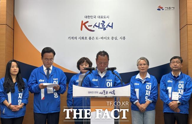 서명범 시흥시의원(시흥마)이 국민의힘 및 이준석 후보 규탄 성명서를 읽고 있다./시흥=김동선 기자